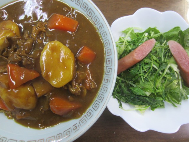 コメショウ　今日のお昼ごはん　カレー　サラダ