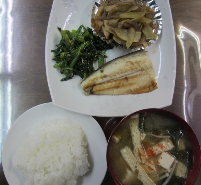 コメショウ　今日のお昼ごはん　ごはん　味噌汁　塩サバ　春菊のおひたし　きんぴら