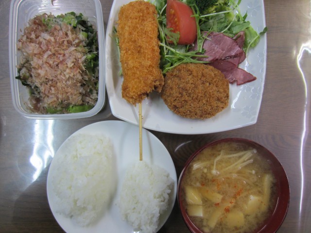 コメショウ　今日のお昼ごはん　ごはん　味噌汁　コロッケ　串カツ　サラダ　高菜漬け