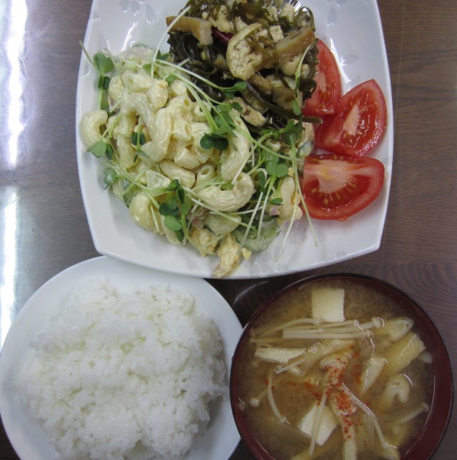 コメショウ　今日のお昼ごはん　ごはん　味噌汁　マカロニサラダ　昆布と薄揚げの煮物　トマト