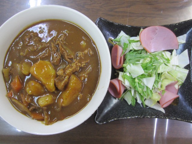 コメショウ　今日のお昼ごはん　カレー　サラダ