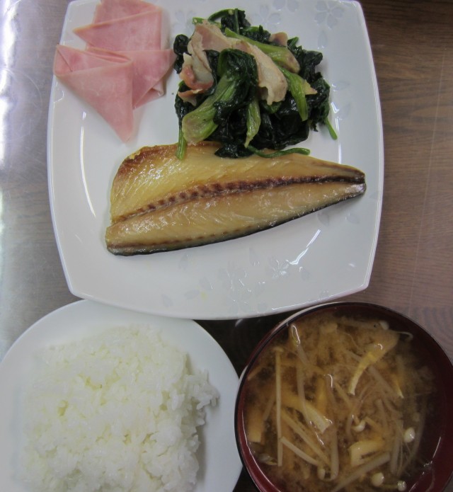 コメショウ　今日のお昼ごはん　ごはん　味噌汁　鯖の干物　ハム　ベーコンとほうれん草の炒め