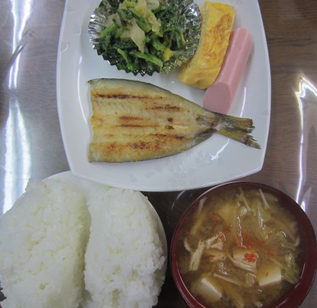 コメショウ　今日のお昼ごはん　ごはん　味噌汁　カマスの干物　ソーセージ　玉子焼き　春菊と白菜のおひたし