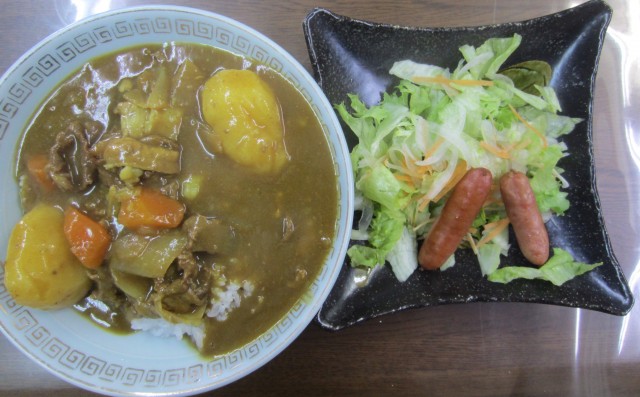 コメショウ　今日のお昼ごはん　カレー　サラダ