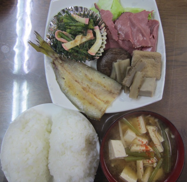 コメショウ　今日のお昼ごはん　かますの干物　煮物　ハム　春菊のおひたし