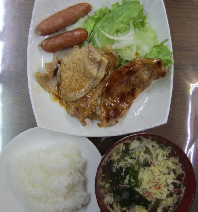 ごはん　マルイ食品　たまごス－プ　豚の生姜焼き　サラダ