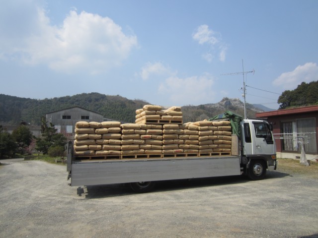 コメショウ　山口県美祢市　屑米　焼酎用　積み込み