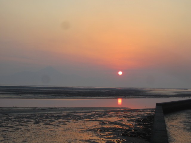 国道５０１号線　熊本県熊本市松尾町　　有明海　島原半島・雲仙に沈む夕日