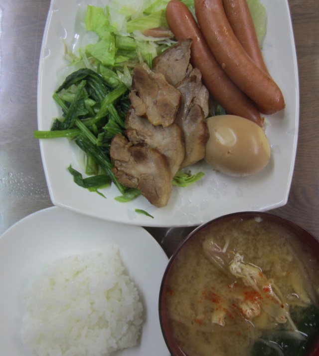 コメショウ　今日のお昼ごはん　ごはん　味噌汁　煮豚　ウインナー　サラダ