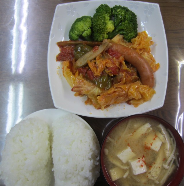 コメショウ　今日のお昼ごはん　ごはん　味噌汁　鶏肉と春キャベツのトマト煮　茹でブロッコリー