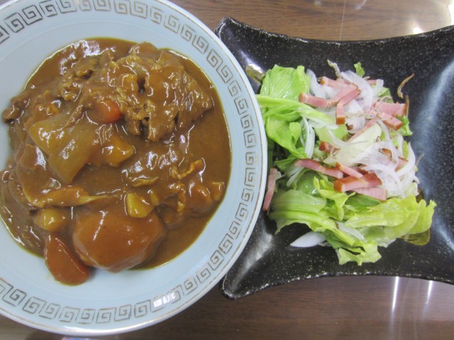 コメショウ　今日のお昼ごはん　カレー　サラダ