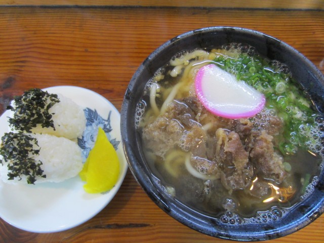 コメショウ　今日のお昼ごはん　山口県 美祢市東厚保町　七福屋　厚保店　肉うどん　おむすび