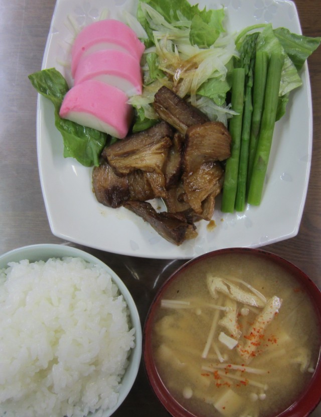 コメショウ　今日のお昼ごはん　ごはん　味噌汁　自家製　煮豚　サラダ