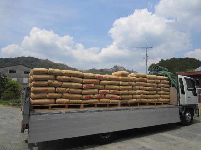 コメショウ　山口県美祢市　屑米　焼酎用　積み込み　はい崩し　パレット積み替え