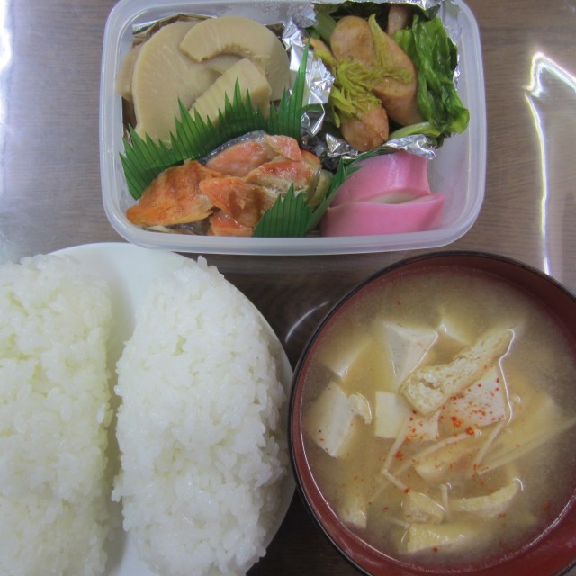 コメショウ　今日のお昼ごはん　ごはん　味噌汁　塩鮭　新筍の煮物　ウインナーとキャベツの炒め物