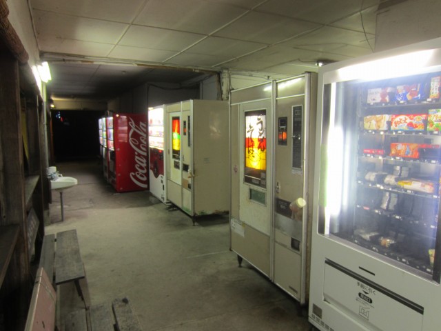 自販機コーナー　オアシス　島根県益田市安富町　富士電機めん類自販機　コメショウ