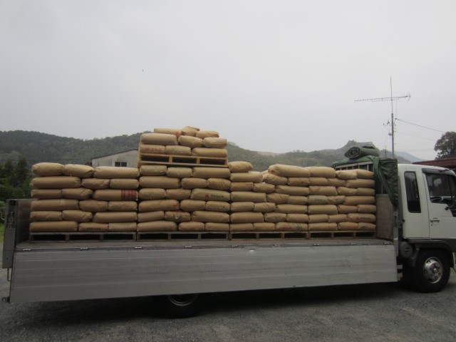 コメショウ　山口県美祢市　屑米　焼酎用　積み込み　はい崩し　パレット積み替え