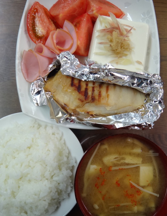 コメショウ　今日のお昼ごはん　ごはん　味噌汁　冷奴　鰆　ハム　トマト