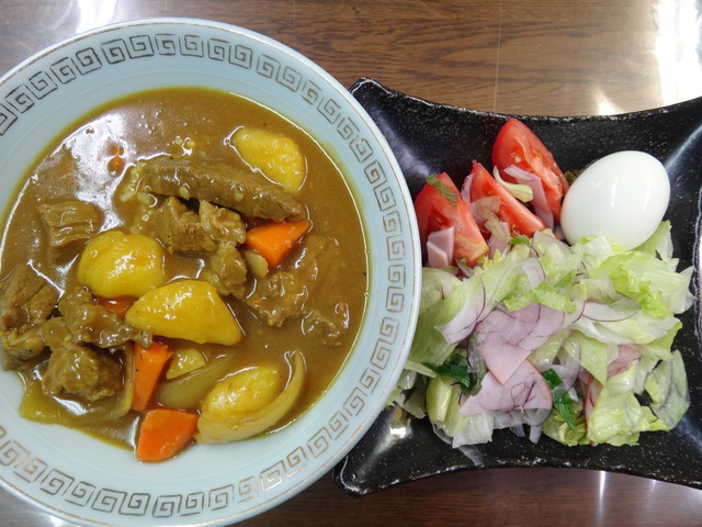 コメショウ　今日のお昼ごはん　カレー　サラダ　