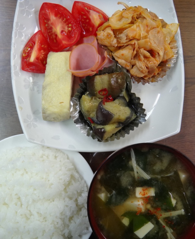 コメショウ　今日のお昼ごはん　ごはん　味噌汁　玉子焼き　豚キムチ　茄子の煮びたし　トマト