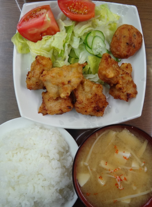 コメショウ　今日のお昼ごはん　ごはん　味噌汁　鶏胸肉の塩麹唐揚げ　サラダ