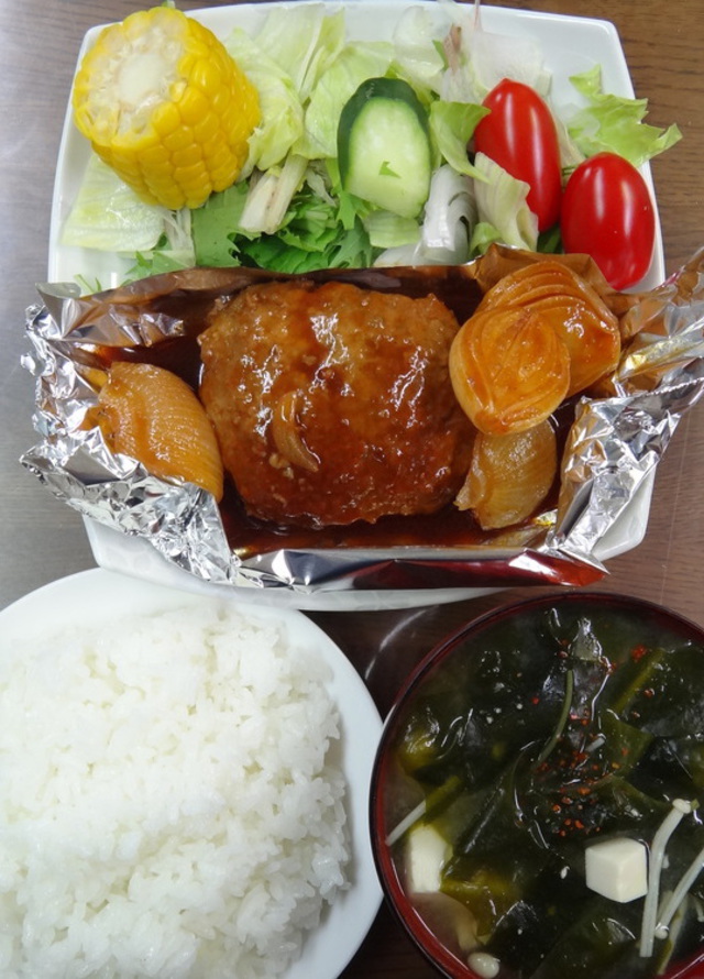 コメショウ　今日のお昼ごはん　煮込みハンバーグ　サラダ　とうもろこし