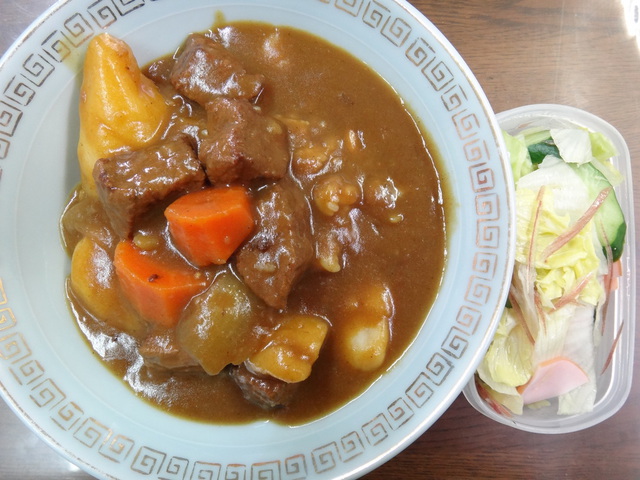 コメショウ　今日のお昼ごはん　カレー　サラダ