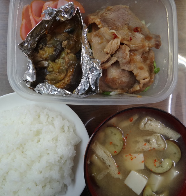 コメショウ　お昼ごはん　ごはん　味噌汁　豚の生姜焼き　麻婆茄子　ハム