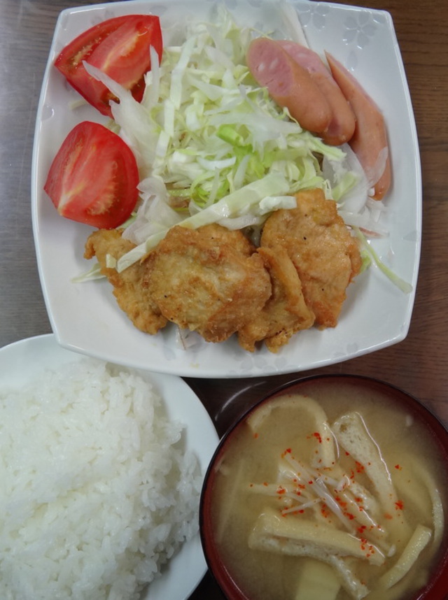 コメショウ　今日のお昼ごはん　ごはん　味噌汁　チキン南蛮　サラダ