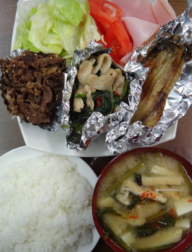 コメショウ　今日のお昼ごはん　ごはん　味噌汁　アジの開き　牛肉の佃煮　豚肉とほうれん草のウイスター炒め　サラダ