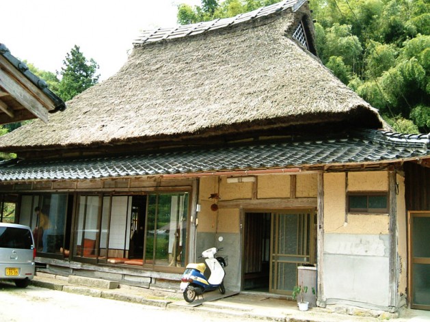 茅葺屋根の家と庭