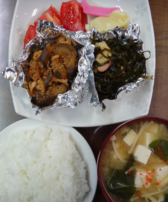 コメショウ　今日のお昼ごはん　ごはん　味噌汁　豚肉と茄子のトマト炒め　昆布と揚げの煮物　玉子焼き　トマト