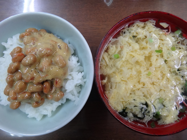 コメショウ　今日のお昼ごはん　納豆ごはん　マルイ玉子スープ