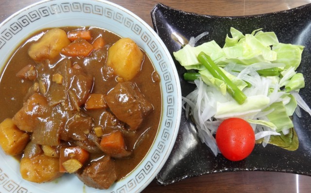 コメショウ　今日のお昼ごはん　カレー　サラダ