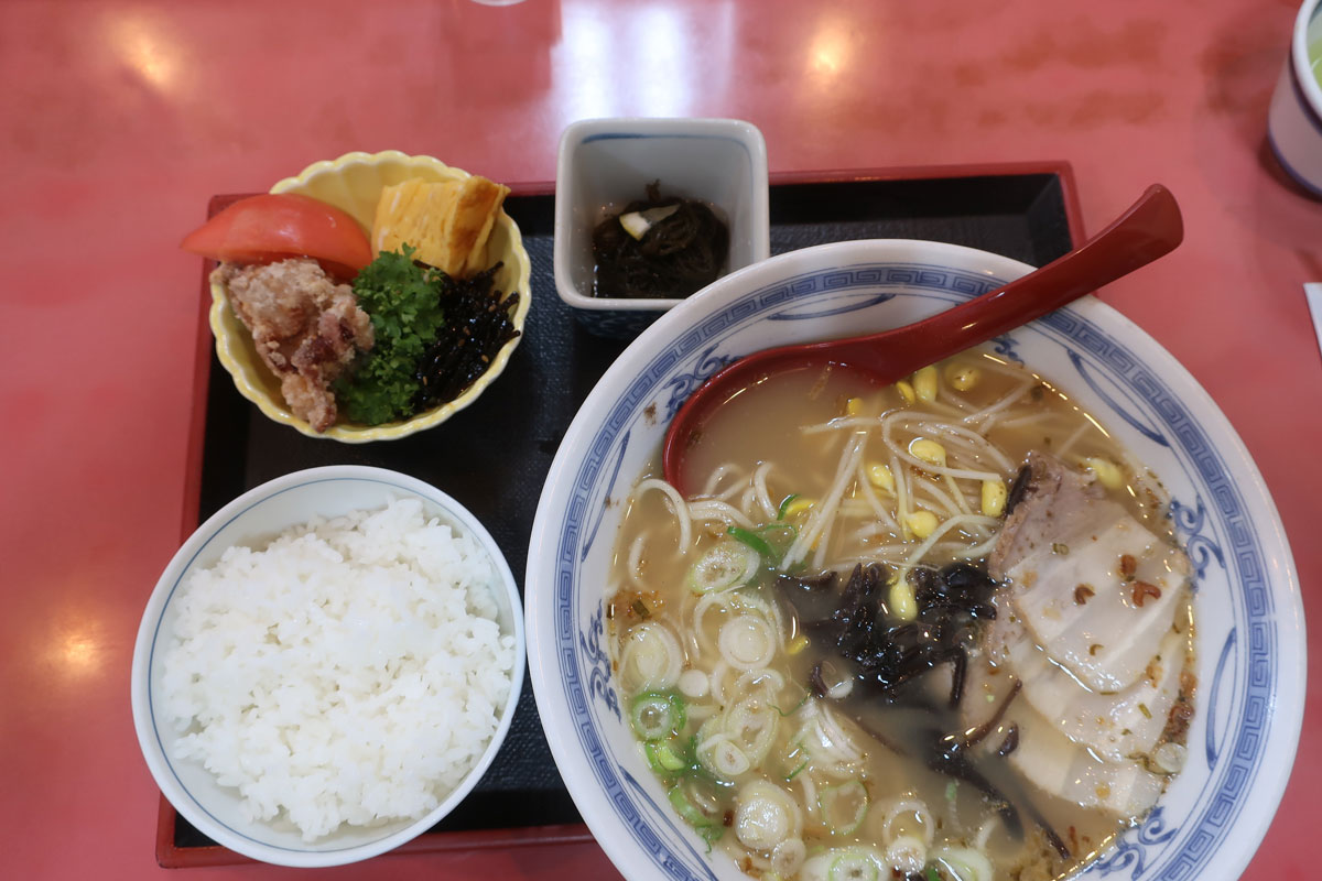 株式会社日食 今日のお昼ごはん 鹿児島ラーメン みよし家 空港バイパス店 鹿児島県霧島市隼人町西光寺1016−1 国道504号線 ラーメン定食 990円