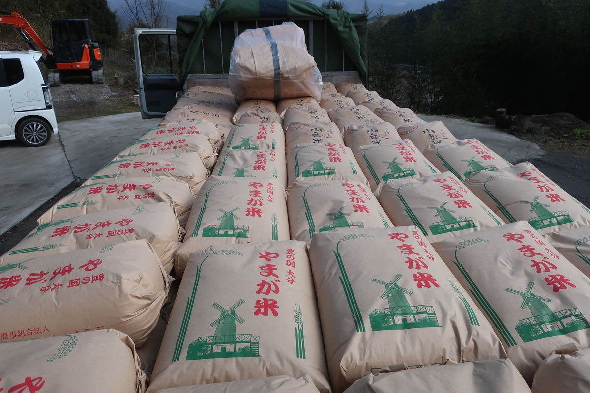 大分県杵築市山香町で米積み | 日食の棚田米 | 安心・安全・無
